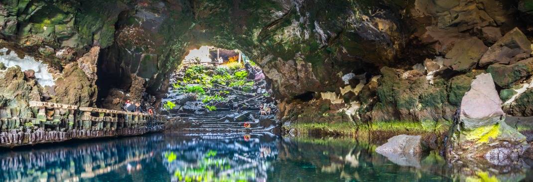 Höhle mit Wasser auf Lanzarote